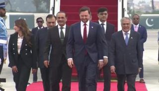 جي دي فانس يصل إلى باكستان