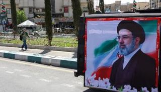 لافتة في طهران تحمل صورة المرشد الجديد - الفرنسية