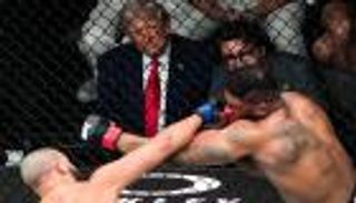 ترامب يتابع نزال حلبة UFC.. ويوجه اللكمات لإيران