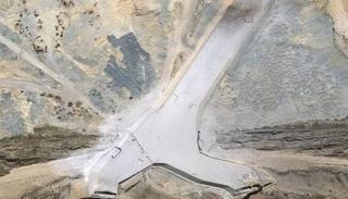 صورة تظهر دمارا في ممر الطائرات المؤدي إلى مداخل نفق المنشأة