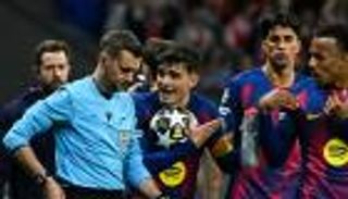 طرد جديد يصدم برشلونة أمام أتلتيكو مدريد