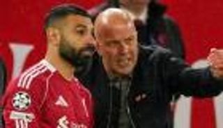 أرني سلوت ينتقد الخروج المجاني لمحمد صلاح من ليفربول