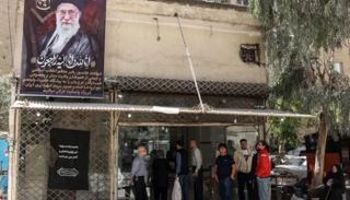إيرانيون يصطفون أمام مخبز في طهران
