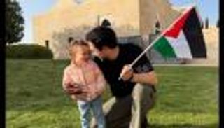 مشهد يلفت الأنظار بين الأمير الحسين بن عبدالله وابنته الأميرة إيمان في يوم العلم 
