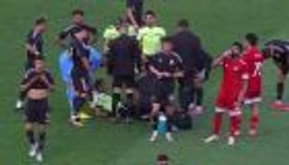 غادر الملعب وهو يبكي.. سقوط مفاجئ لحكم في الدوري المصري (فيديو)