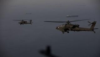  طائرات أباتشي AH-64 أثناء قيامهم بدورية فوق مضيق هرمز