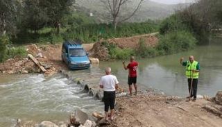 لبنانيون يعبرون نهر الليطاني للعودة إلى جنوب لبنان على جسر مرتجل
