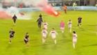 اللاعبون هربوا من الملعب.. ملثمون يوقفون مباراة في إيطاليا (فيديو)