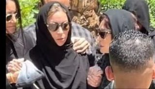منة شلبي في جنازة والدها 