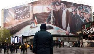 لافتة في أحد شوارع طهران للمرشد الجديد وقادة الحرس الثوري