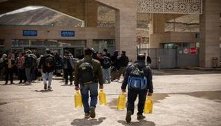 إيرانيون يحملون زيت الطعام في معبر كابيكوي الحدودي