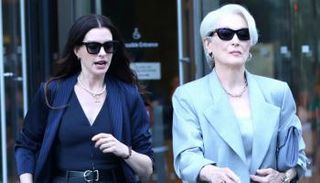 ميريل ستريب وآن هاثاواي في لقطة من فيلم The Devil Wears Prada