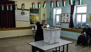 فلسطينية تدلي بصوتها في انتخابات المحليات