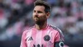 حزن ميسي يدفعه لتجاهل الجماهير (فيديو)