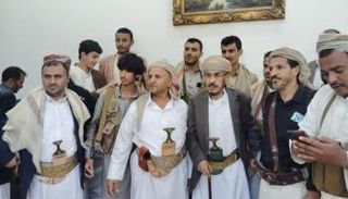 الشيخ الحزمي بجانب عدة زعماء قبليين بعد إطلاق سراحه من قبل الحوثي.. متداولة