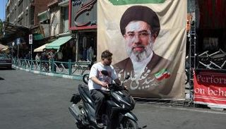 مواطن إيراني في طهران - أ.ف.ب