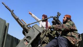 عناصر من طالبان في الجانب الأفغاني