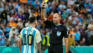 ليونيل ميسي ينال بطاقة صفراء في مونديال 2022