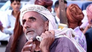 عامل بناء يمني يحمل أدواته على ظهره - أرشيفية