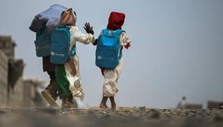 طفلة سودانية فقدت ذراعها اليمنى بسبب الحرب على طريق المدرسة