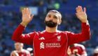 بكى مع والدته.. قصة لاعب حزن صلاح لرحيله عن ليفربول