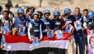 صحفيون في اليمن خلال تشييع أحد زملائهم - أرشيفية