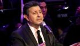 تفاصيل أول ظهور لهاني شاكر وفرحة والدته بغنائه مع فيروز