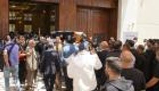 هل حضر شريف هاني شاكر جنازة والده؟ تفاصيل المشهد الكامل