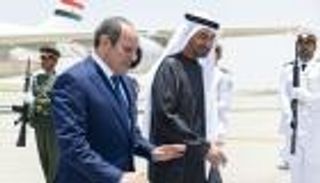 محمد بن زايد والسيسي يزوران مفرزة مقاتلات مصرية متمركزة بالإمارات