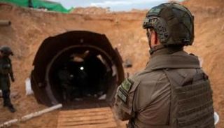 جندي إسرائيلي أمام نفق في غزة