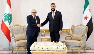 نواف سلام خلال لقائه بالرئيس السوري أحمد الشرع - أ.ف.ب