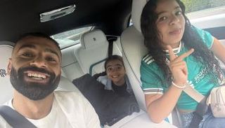 محمد صلاح مع ابنتيه