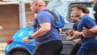 وسط المارة.. ماكرون يمارس رياضته المفضلة في شوارع الإسكندرية المصرية (فيديو)