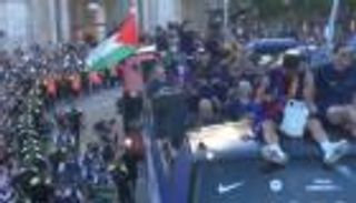 لامين يامال يرفع علم فلسطين في احتفالات برشلونة بالليغا (فيديو)