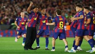 لامين يامال يحتفل مع لاعبي برشلونة