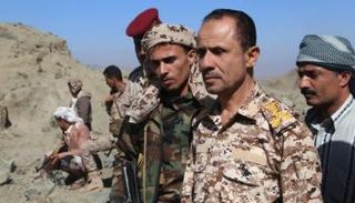 حاكم تعز العسكري الإخواني عبده فرحان مع مرافقيه