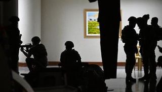 رجال القوات الخاصة داخل مجلس الشيوخ الفلبيني - أ.ف.ب
