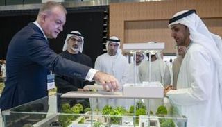 الشيخ خالد بن محمد بن زايد آل نهيان في "قمة أبوظبي للبنية التحتية" - وام