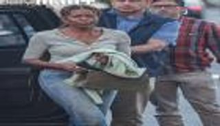 ميشيل أوباما تثير القلق بنحافتها.. والغياب يُشعل شائعات انفصال