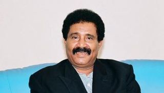 الفنان اليمني الراحل فيصل علوي.. أرشيفية