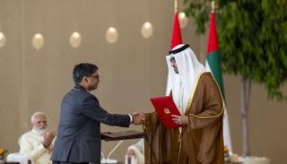 الدكتور سلطان الجابر خلال تبادل إحدى الاتفاقيات