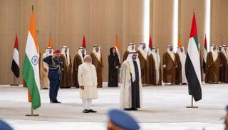 الشيخ محمد بن زايد آل نهيان خلال استقبال رئيس وزراء الهند