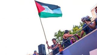 لامين يامال يلوح بعلم فلسطين
