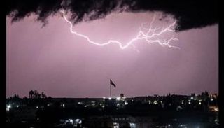 صاعقة قوية تدمر مئذنة مسجد في تركيا