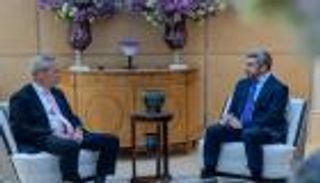 عبدالله بن زايد يبحث مع عضو في البرلمان البريطاني تعزيز علاقات البلدين