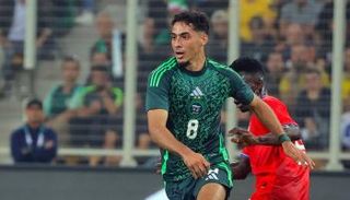 شايبي لاعب منتخب الجزائر