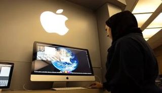 إيرانية تتصفح الإنترنت