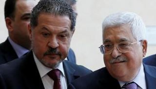 الرئيس الفلسطيني محمود عباس ونجله ياسر