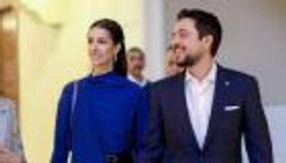 إطلالة الأميرة رجوة تخطف الأنظار بتنسيق أنيق من جوزيف وسان لوران