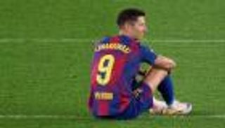  ليفاندوفسكي يودع برشلونة.. دموع وتصفيق وأعلام وصور (فيديو)